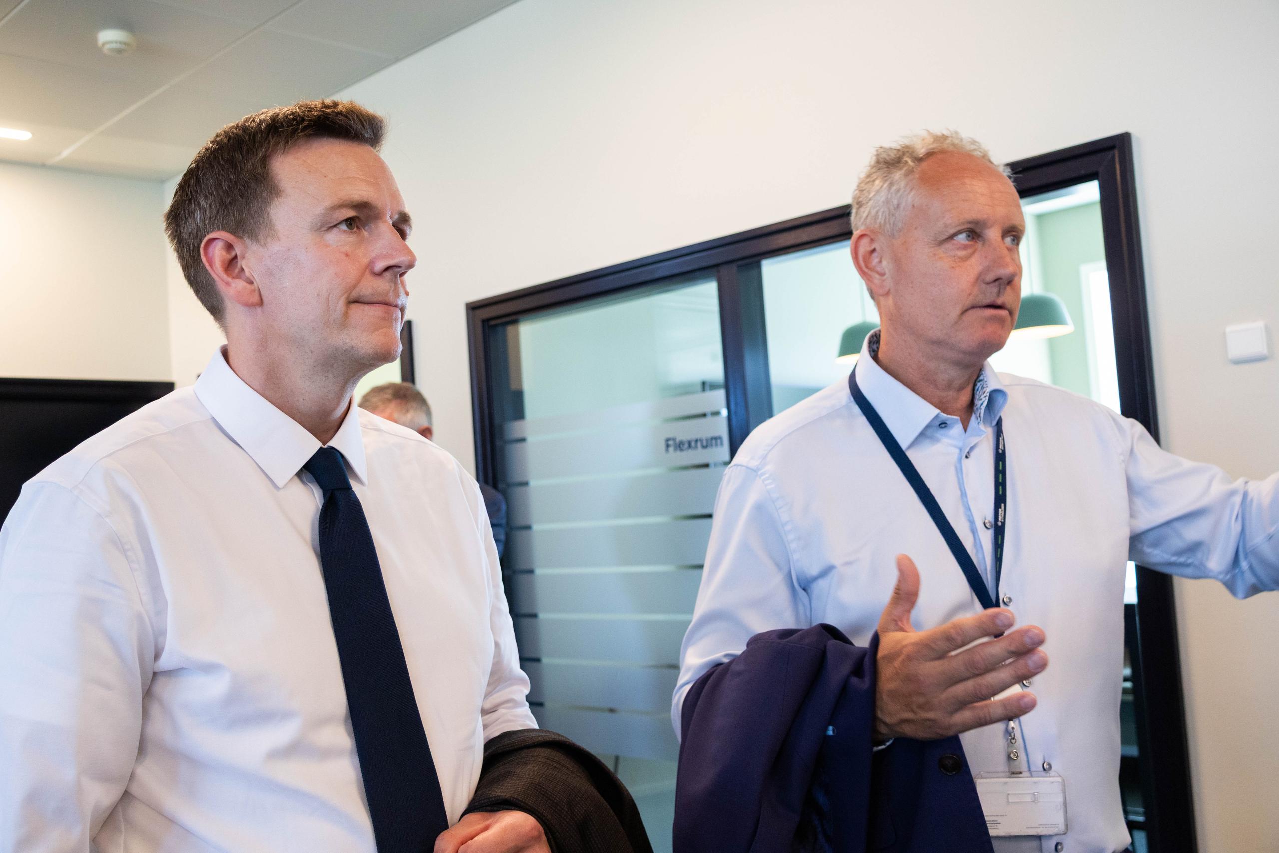 Motorstyrelsens direktør Jørgen Rasmussen viser skatteminister Rasmus Stoklund rundt i nye faciliteter